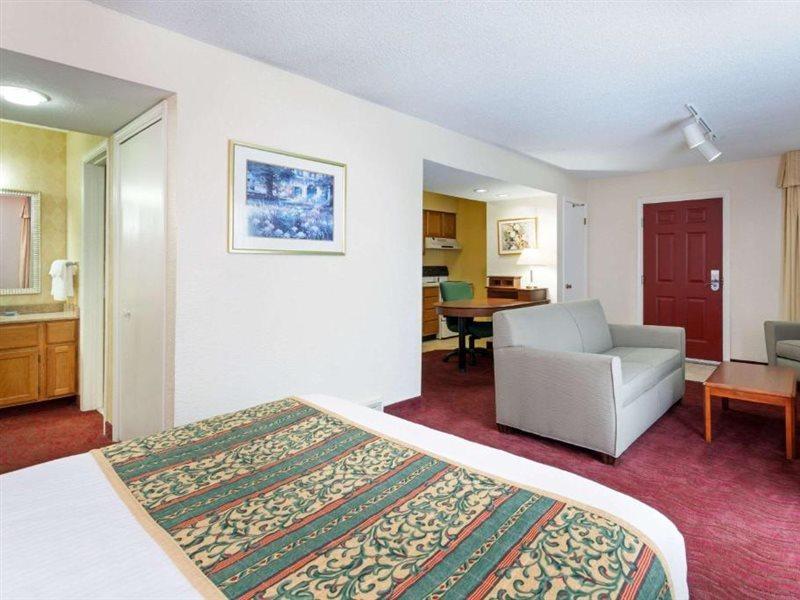 Hawthorn Suites By Wyndham Dearborn/Detroit Экстерьер фото