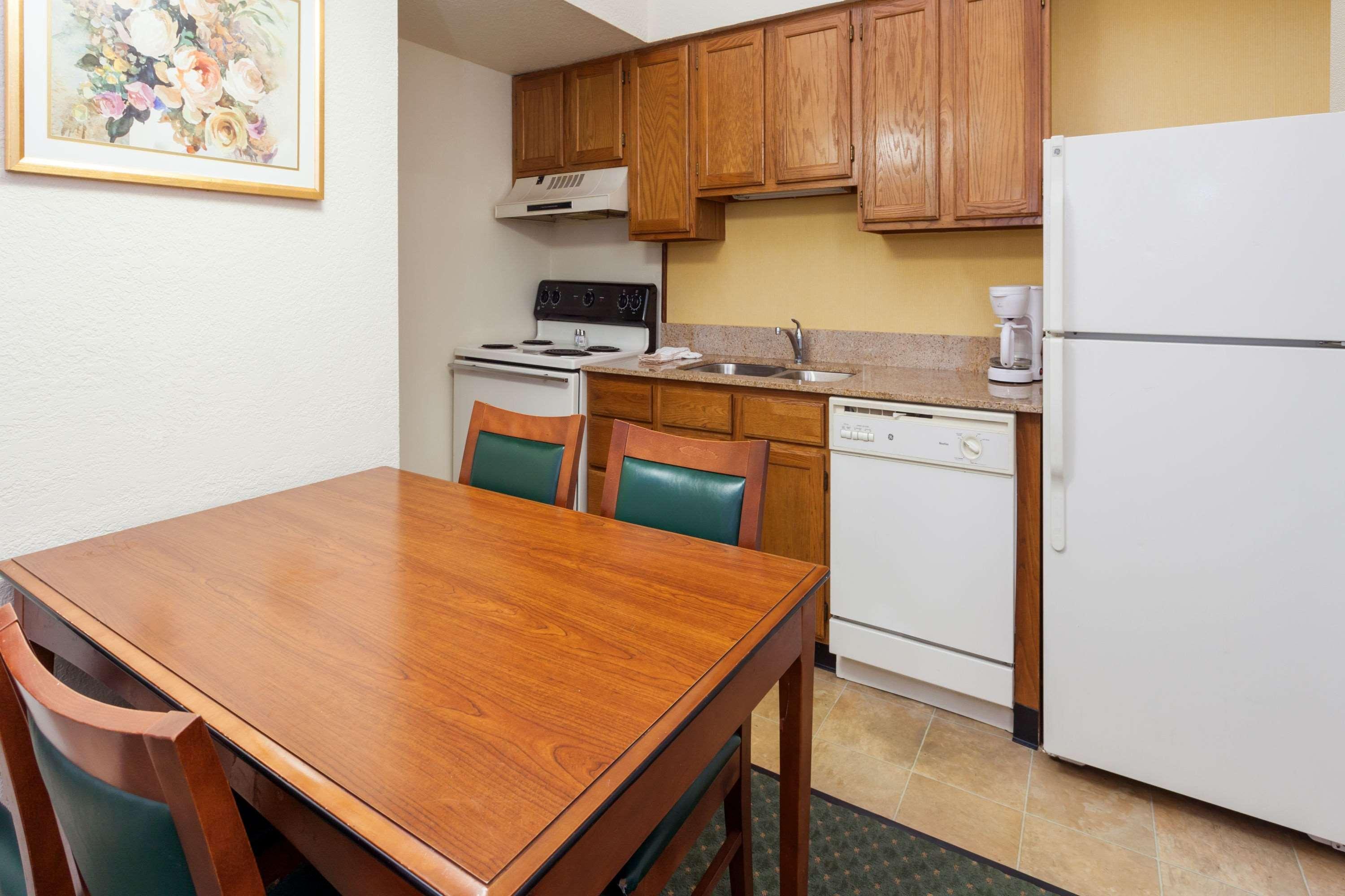 Hawthorn Suites By Wyndham Dearborn/Detroit Экстерьер фото